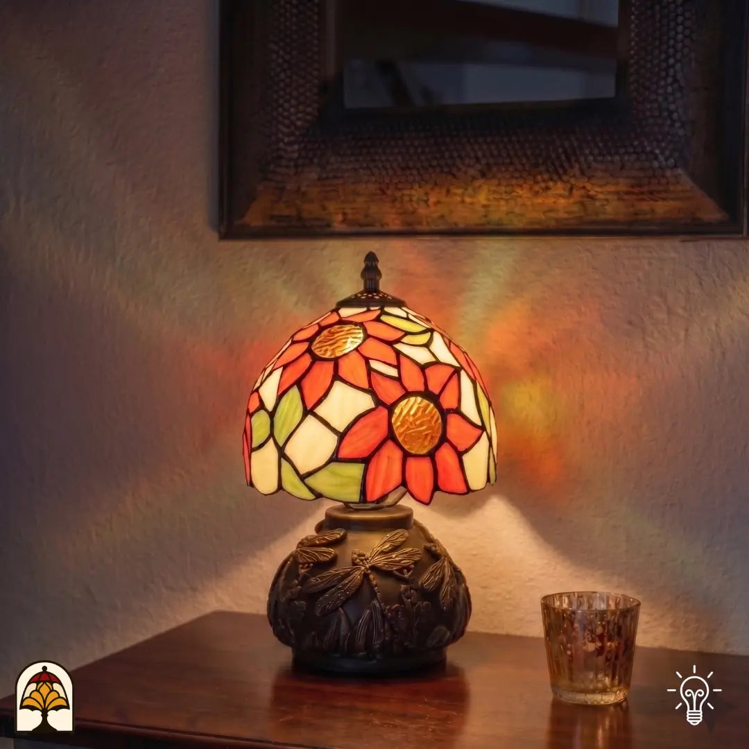 Lampe de table Tiffany Solea Radix allumée dans un intérieur chaleureux – ambiance ensoleillée avec verre orange et jaune