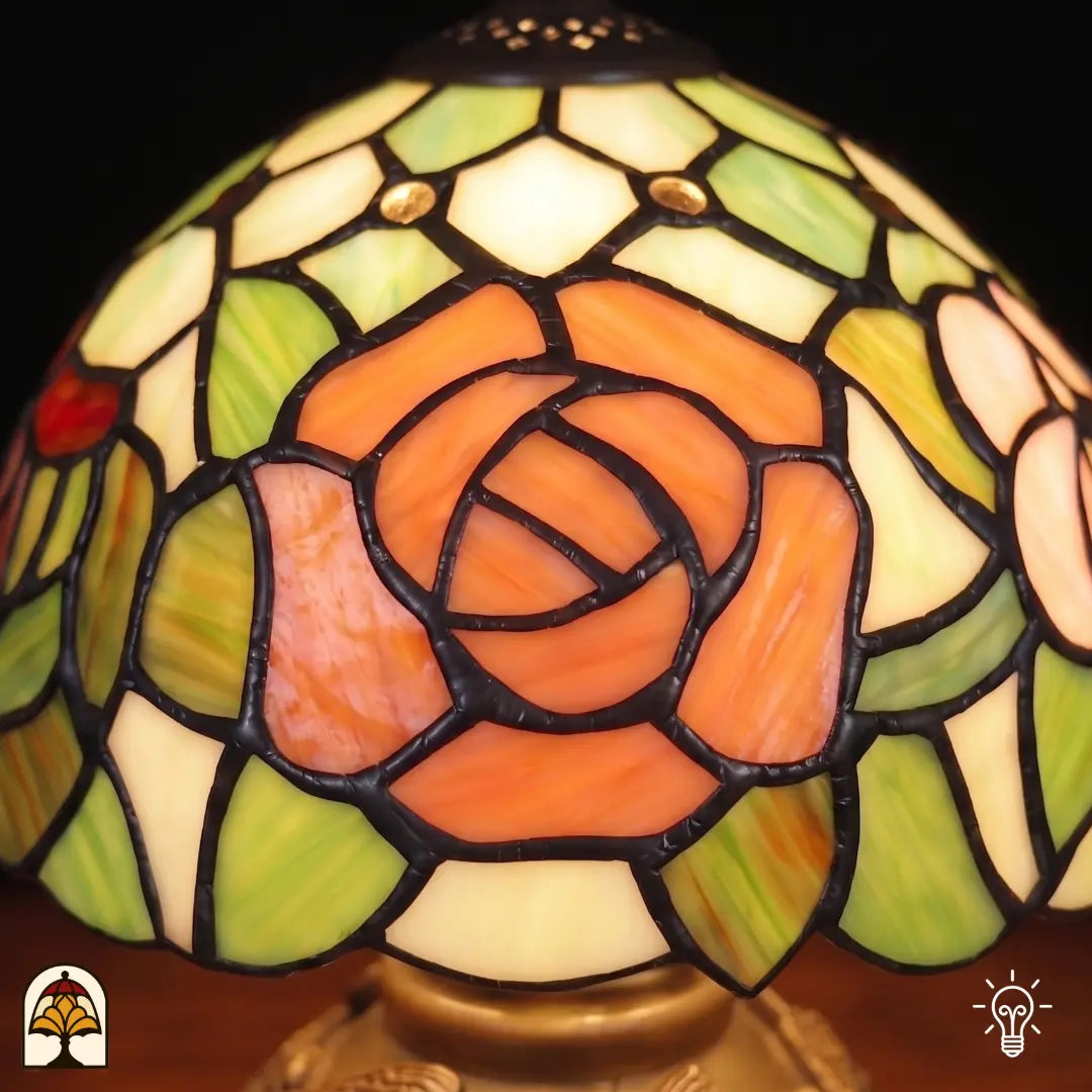 Gros plan abat-jour Silvae Rosea – grande rose orange et feuilles vertes en verre