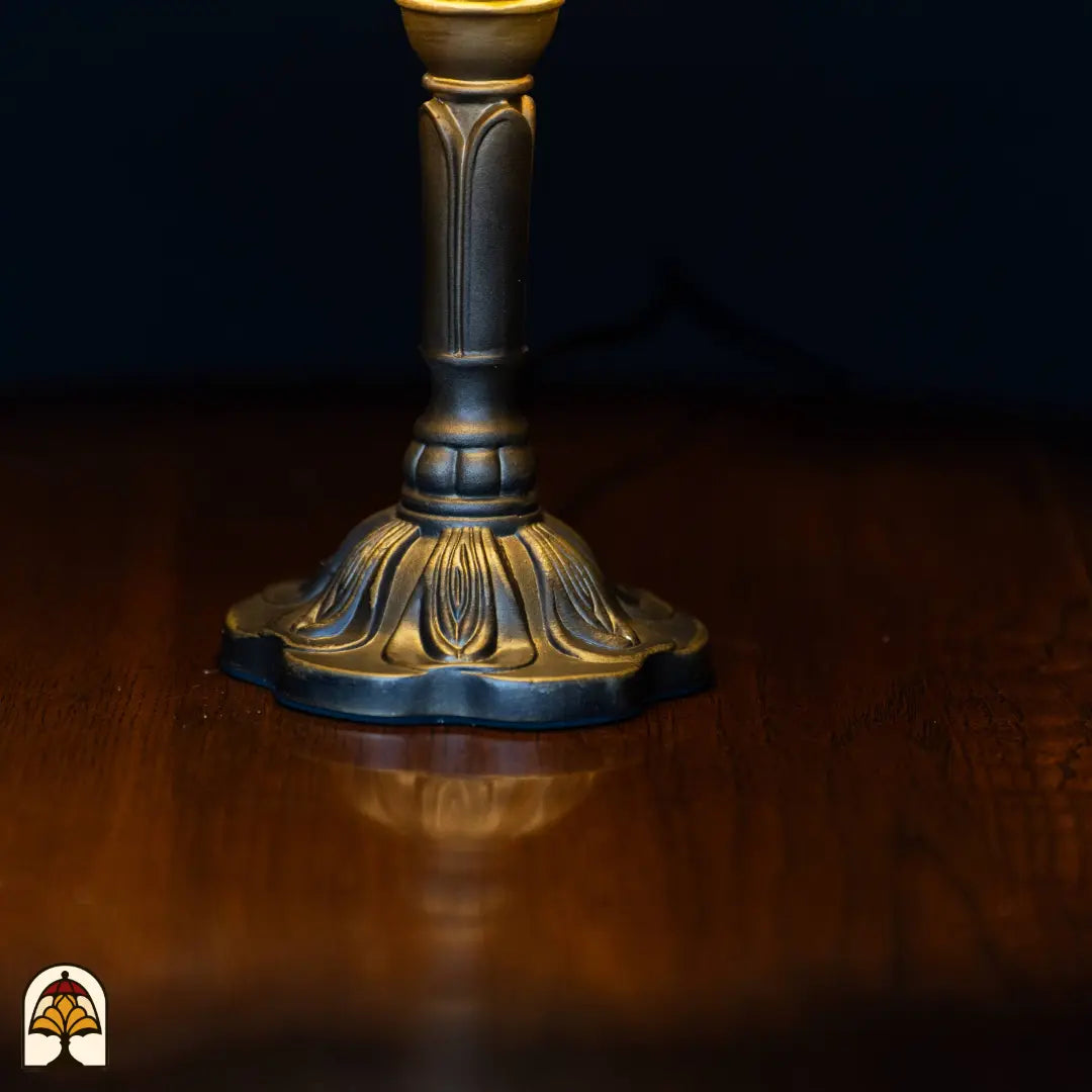 Photo détaillée du pied en bronze de la lampe de table Tiffany Majestueuze Iris