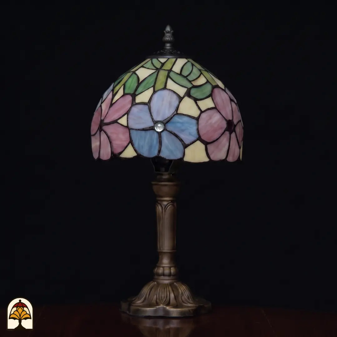 Lampe de table Tiffany Majestueuze Iris ⌀20 cm éteinte – couleurs de verre rose pastel et vert
