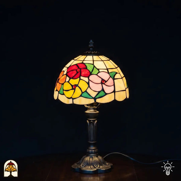 Lampe de table Tiffany Roseto Vivace ⌀20 cm allumée – roses colorées en rouge, orange et rose sur abat-jour crème
