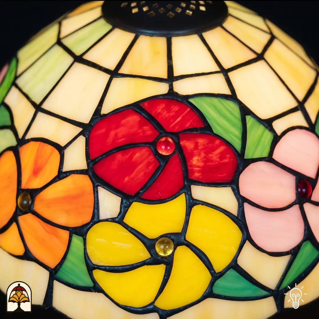 Gros plan abat-jour Roseto Vivace – roses rouges, orange et roses en vitrail