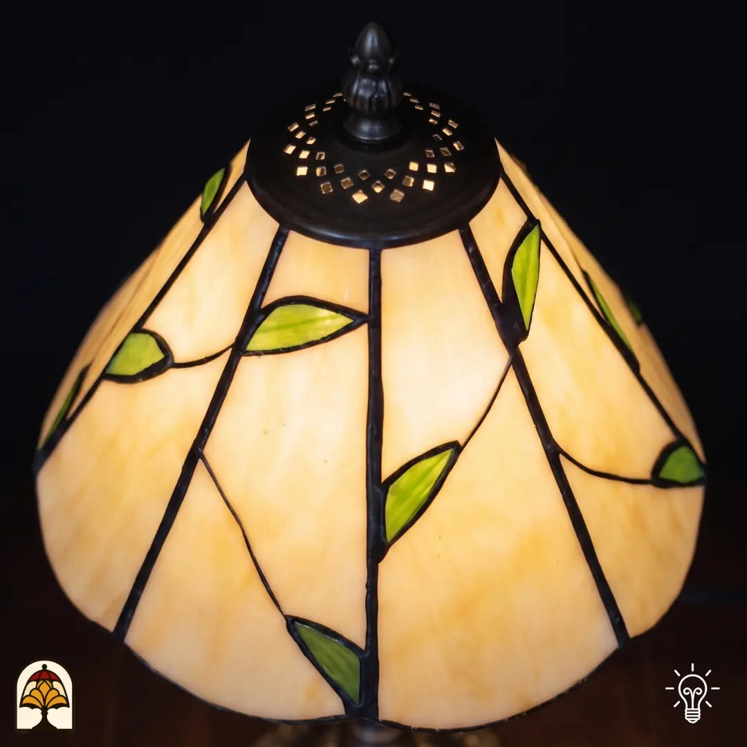 Gros plan abat-jour Lumina Foliage – motifs de feuilles vertes sur verre blanc crème