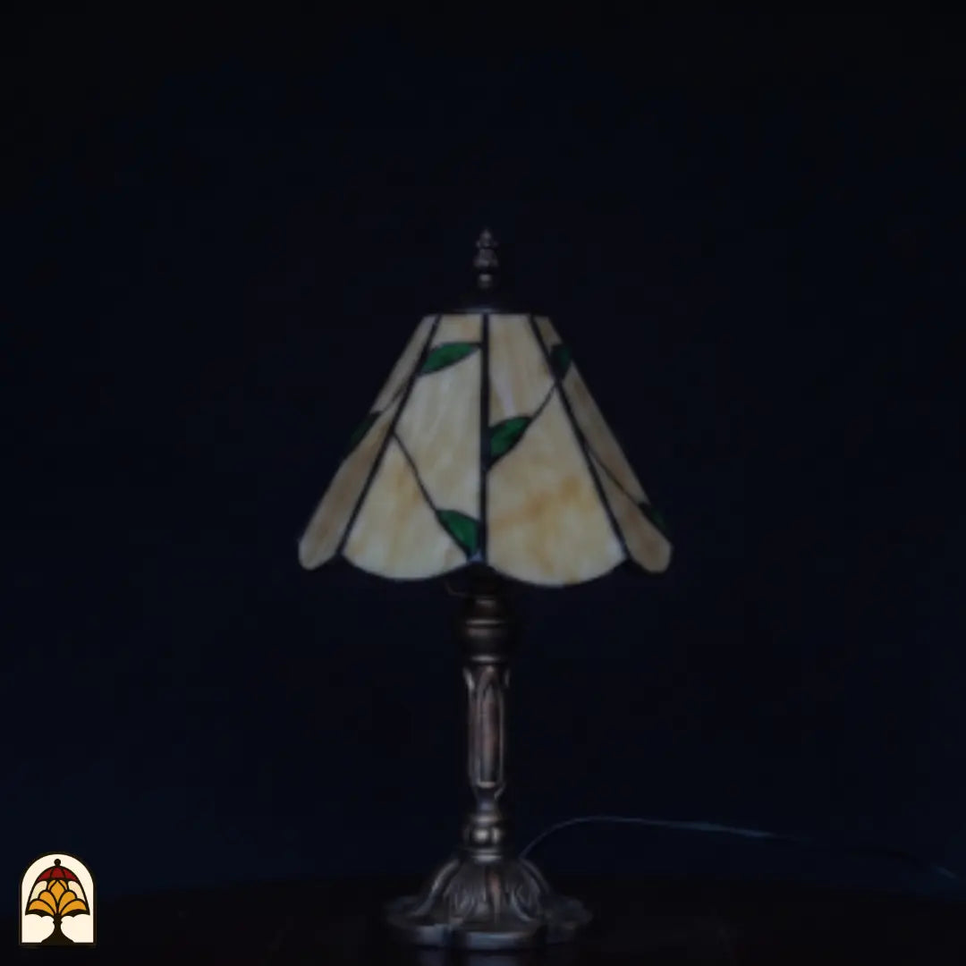Lampe de table Tiffany Lumina Foliage ⌀20 cm éteinte – abat-jour crème avec fines feuilles vertes, couleurs de jour