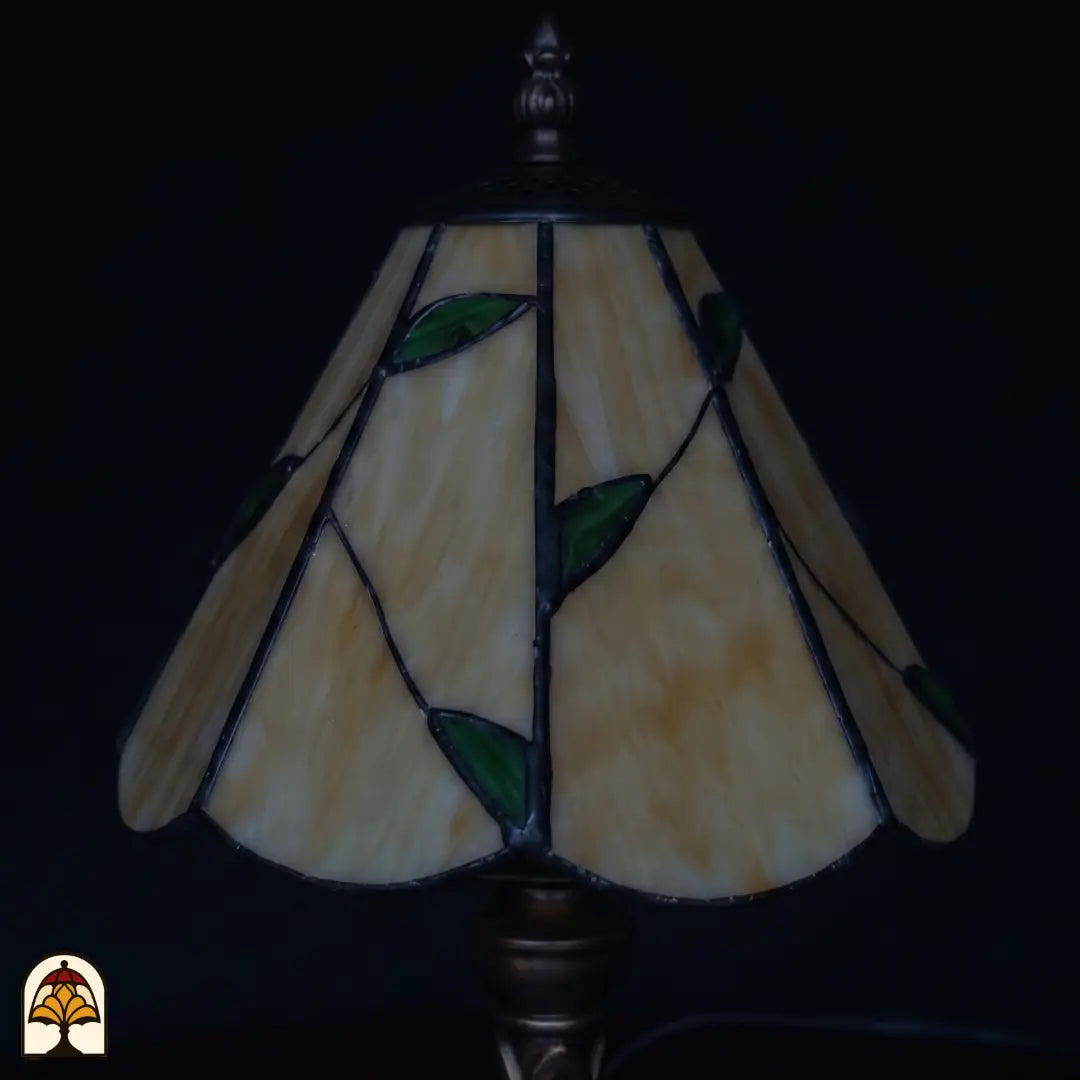 Gros plan abat-jour Lumina Foliage éteint – détails de feuilles sur verre crème