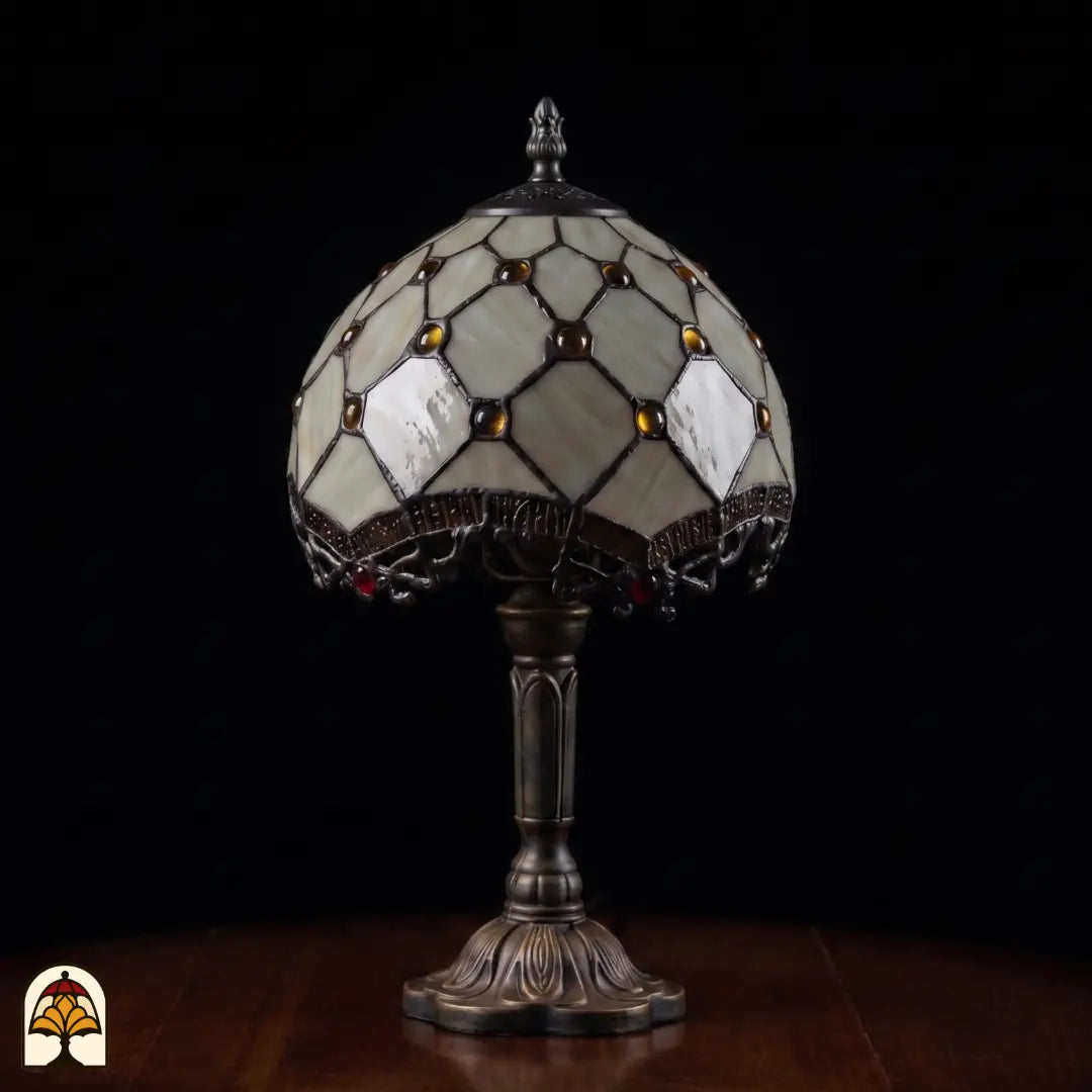 Lampe de table Tiffany Reticolo d'Oro ⌀20 cm éteinte – abat-jour crème avec cabochons en verre bruns, couleurs à la lumière du jour