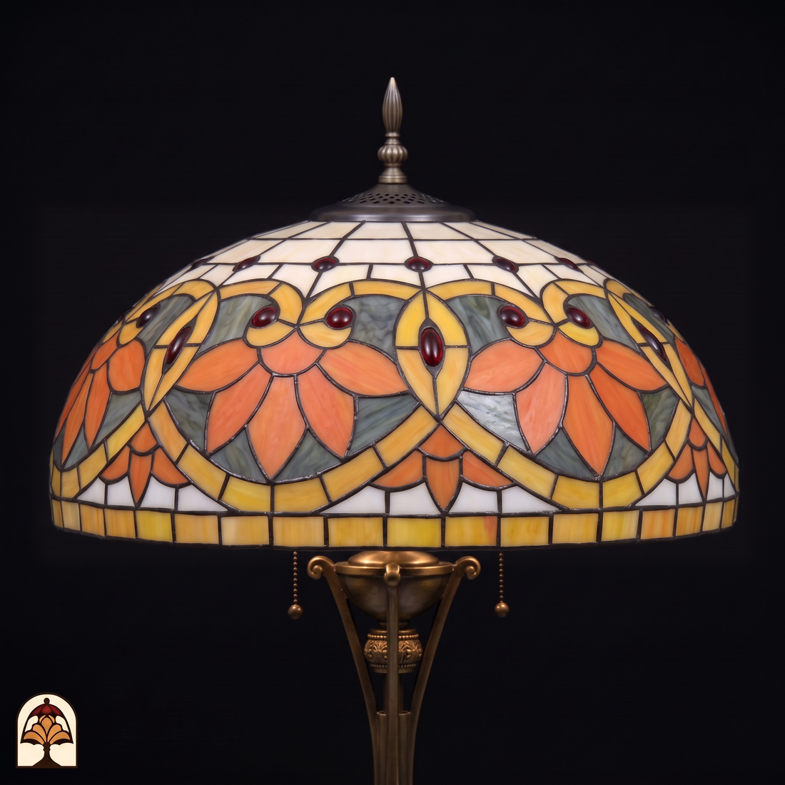 Gros plan abat-jour éteint du lampadaire Tiffany Rosso Aurea, fleurs orange et rouges, verre vert-gris, sommet crème