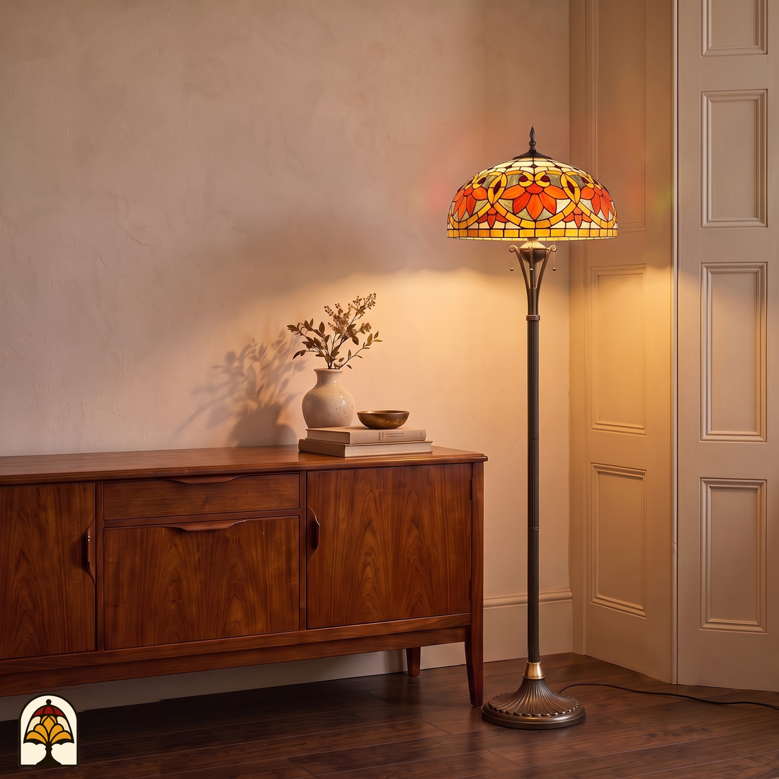 Lampadaire Tiffany Rosso Aurea près d'un buffet en bois – lumière chaleureuse dans un coin de salon lumineux