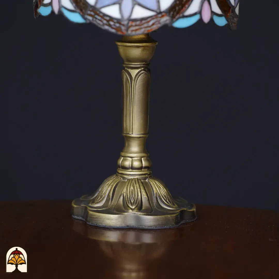 Gros plan pied colonne en bronze lampe de table Tiffany Lucette – pied colonne moulé ouvragé avec motifs de feuilles en relief