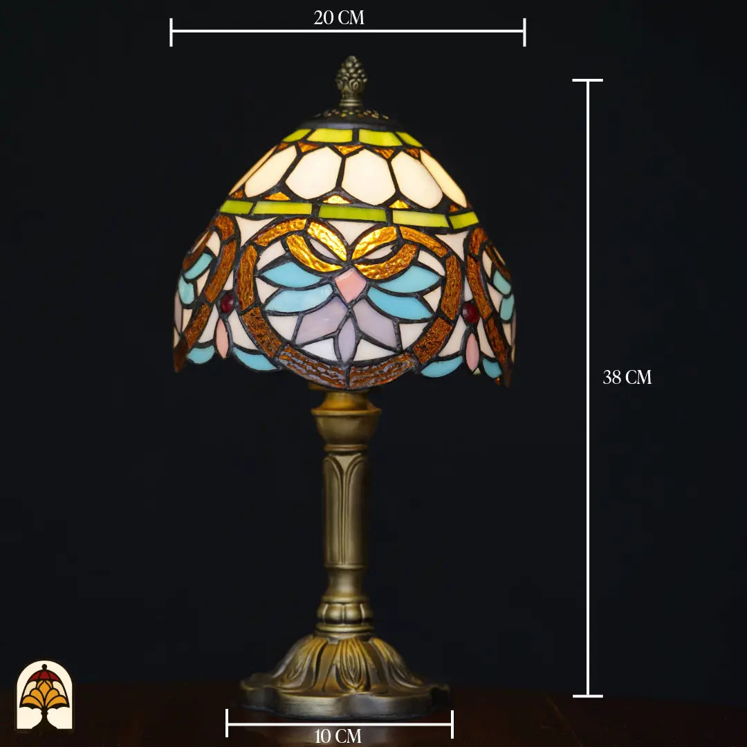 Schéma des dimensions lampe de table Tiffany Lucette : 20 cm de large, 38 cm de haut, pied 10 cm – abat-jour à ornements de libellules dorées et bandeau décoratif vert sur pied colonne en bronze