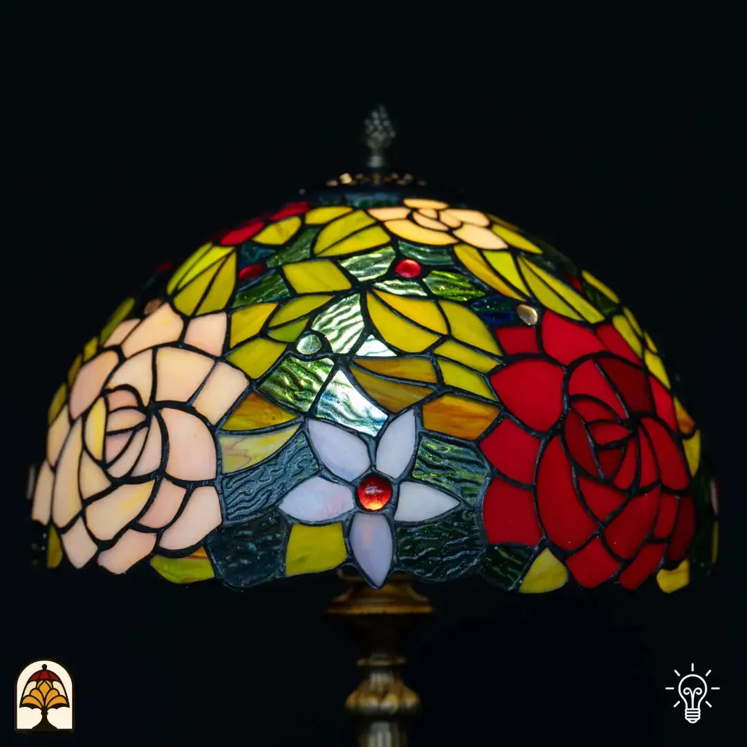 Gros plan abat-jour allumé lampe de table Tiffany Rosetta ⌀30 cm – motif de rosace en vitrail, cabochons en verre colorés