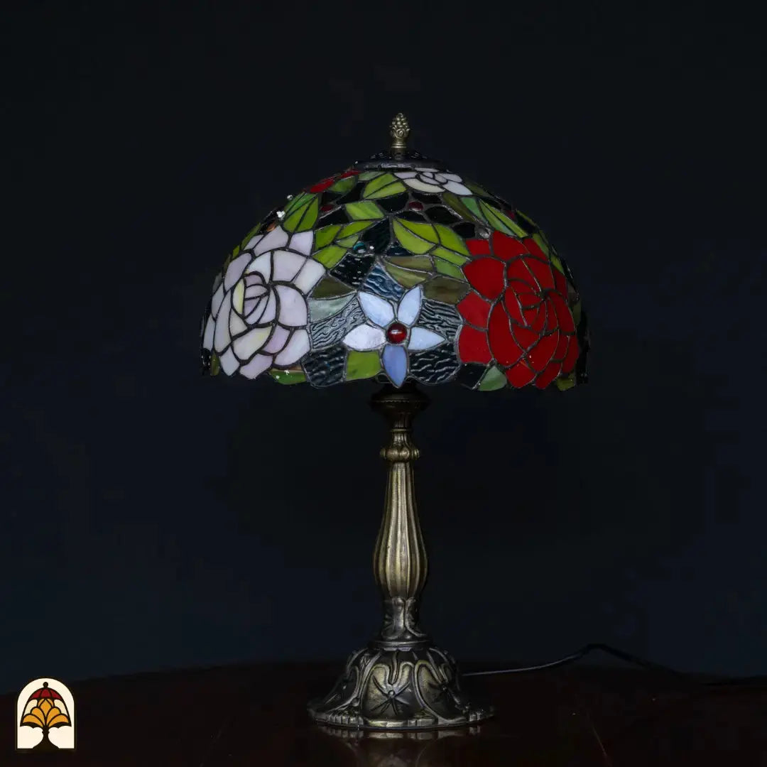 Lampe de table Tiffany Rosetta ⌀30 cm éteinte sur fond noir – abat-jour à motif de rosace, pied colonne en bronze
