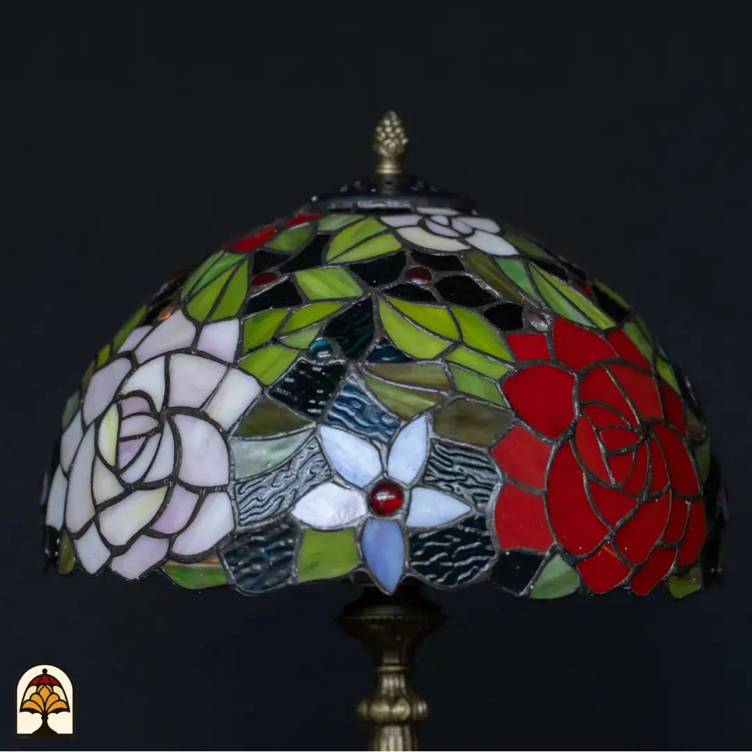Gros plan abat-jour éteint lampe de table Tiffany Rosetta ⌀30 cm – motif de rosace en vitrail