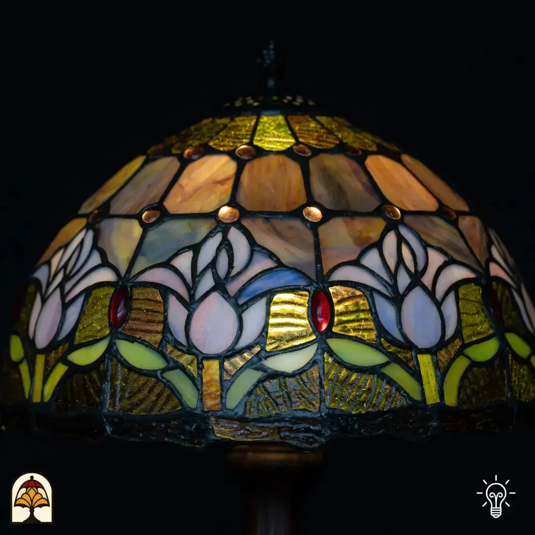 Gros plan abat-jour allumé lampe de table Tiffany Tulipa Lilac Sereno ⌀30 cm – tulipes lilas et violettes en vitrail