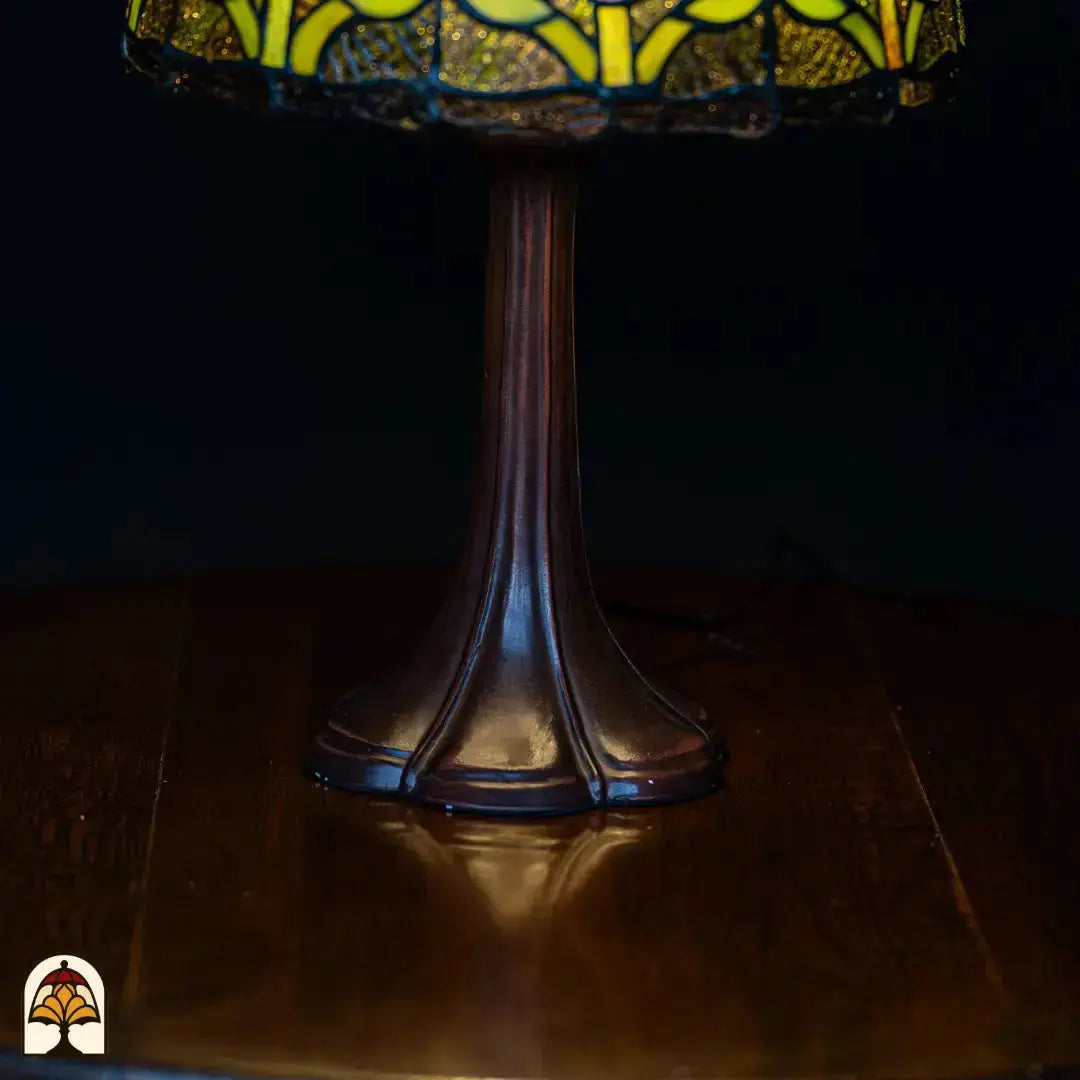 Gros plan pied colonne en bronze lampe de table Tiffany Tulipa Lilac Sereno ⌀30 cm – pied moulé ouvragé avec relief
