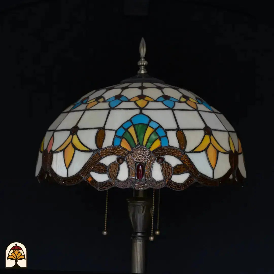 Gros plan douille lampadaire Tiffany Barok — deux ampoules LED dans double douille en bronze, deux interrupteurs à chaînette, abat-jour en verre coloré en arrière-plan