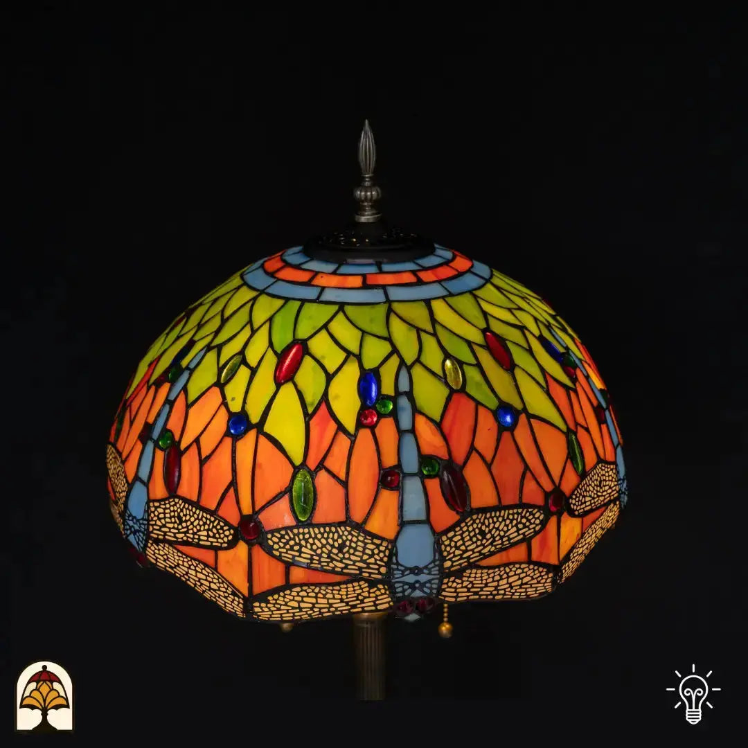 Lampadaire Tiffany Libellula Azul éteint sur fond noir – abat-jour bleu avec bordure de libellules