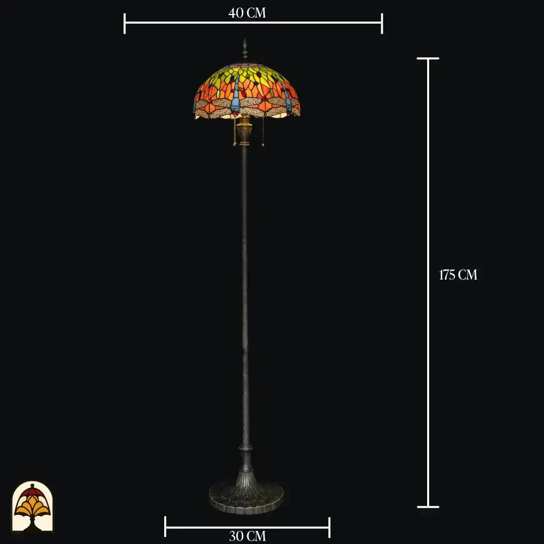 Lampadaire Tiffany Libellula Azul éteint en entier sur fond noir – abat-jour dôme bleu avec bordure de libellules, long fût, large pied en bronze