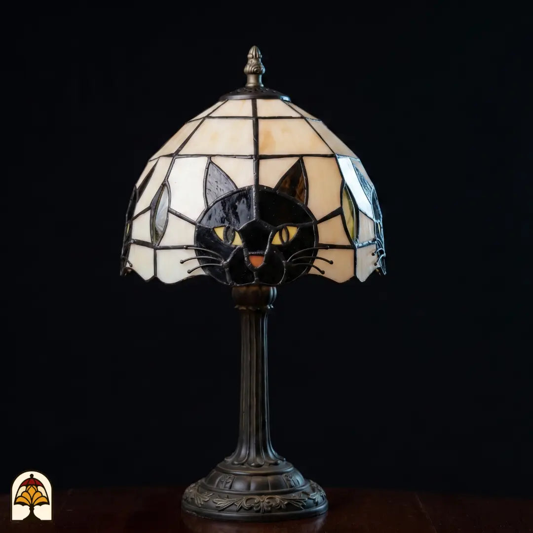 Lampe de table Tiffany Gatto Nero vue complète avec pied décoré couleur bronze