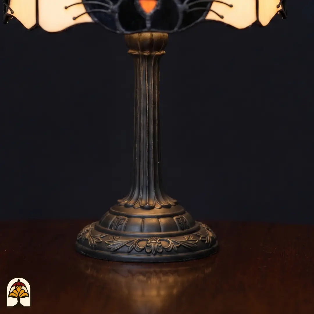 Détail du pied ouvragé couleur bronze de la lampe de table Tiffany Gatto Nero