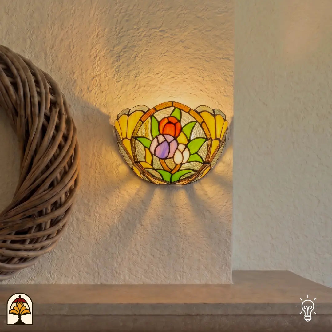 Applique murale Tiffany Tulipa Tricolore – motifs de tulipes colorés avec feuilles vertes allumés