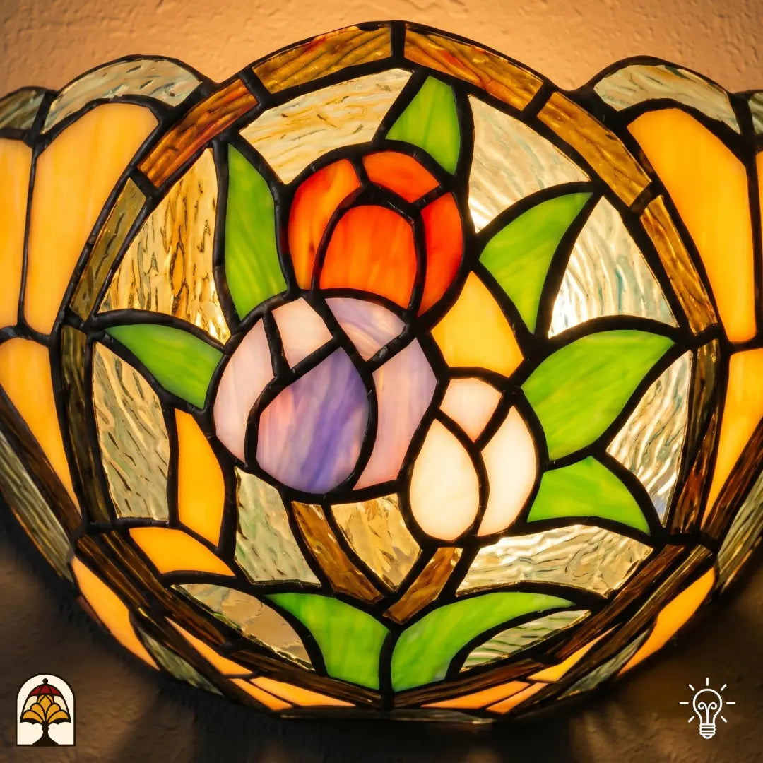 Tiffany wandlamp Tulipa Tricolore in interieur – warm lichtspel van rood, paars en geel