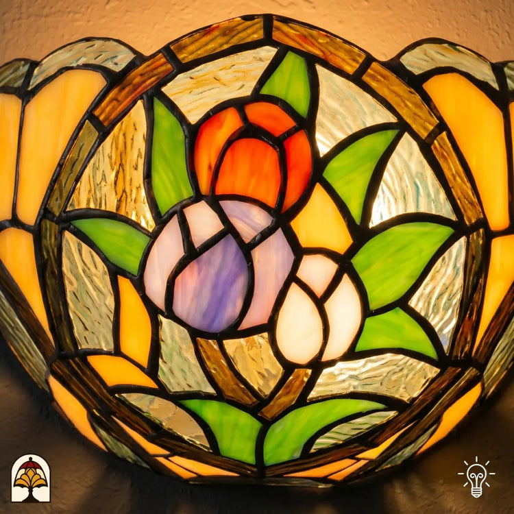 Tiffany wandlamp Tulipa Tricolore in interieur – warm lichtspel van rood, paars en geel
