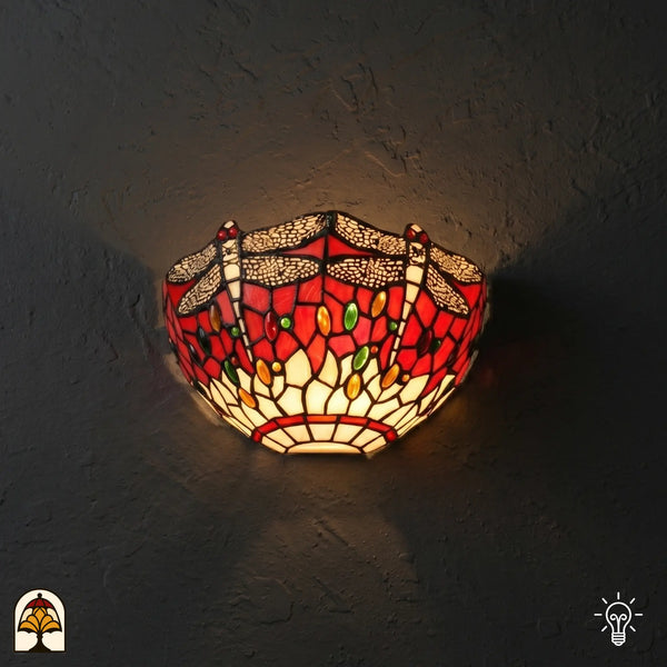 Applique murale Tiffany Libellula Rossa allumée sur le mur – libellules rouges et cabochons en verre colorés dans un abat-jour demi-rond