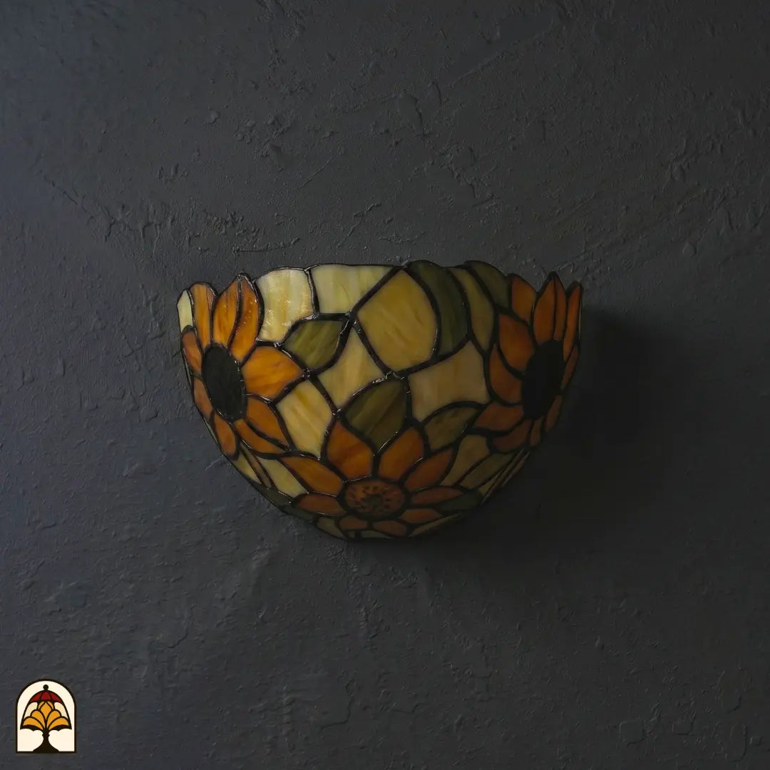Gros plan abat-jour Solea Girasole – pétales de tournesol orange et coeur jaune en verre
