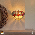 Tiffany wandlamp Giglio Rubino – zijaanzicht rode bloemmotieven in glas-in-lood