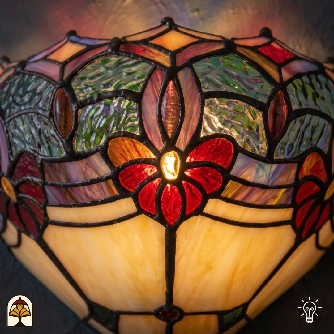 Applique murale Tiffany Giglio Rubino dans un intérieur chaleureux – jeu de lumière chaud rouge-jaune sur le mur