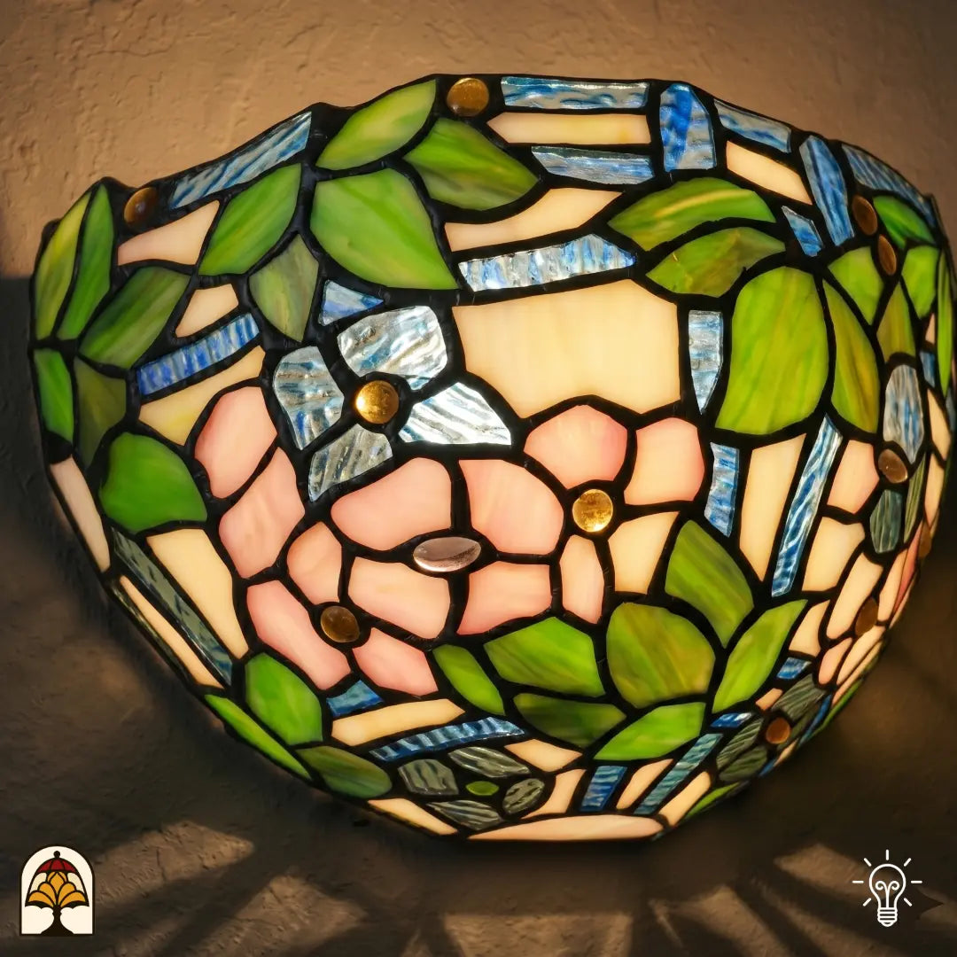 Applique murale Tiffany Rosa di Primavera dans un intérieur chaleureux – jeu de lumière frais rose-vert sur le mur