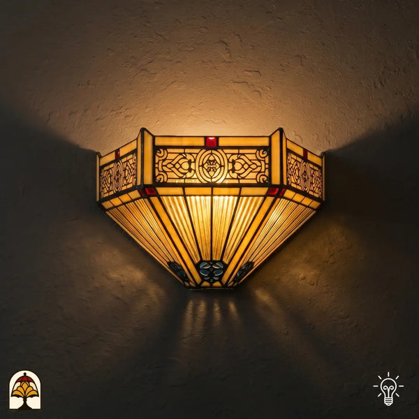 Applique murale Tiffany Lumina Geometrica allumée sur le mur – abat-jour géométrique ambré avec moulure ornementale