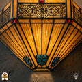 Tiffany wandlamp Lumina Geometrica in interieur – warm geel lichtspel op muur