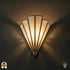 Tiffany wandlamp Ventaglio Avorio verlicht op muur – Art Deco waaiervorm in crèmewit glas