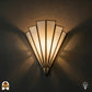Tiffany wandlamp Ventaglio Avorio verlicht op muur – Art Deco waaiervorm in crèmewit glas