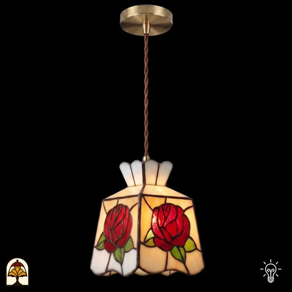 Suspension Tiffany Rosa Romantica allumée sur fond noir – roses rouges romantiques sur abat-jour crème ambré