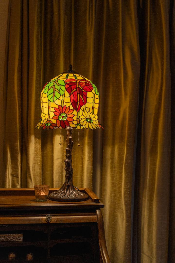 Tiffany tafellamp met warm licht in een sfeervol interieur